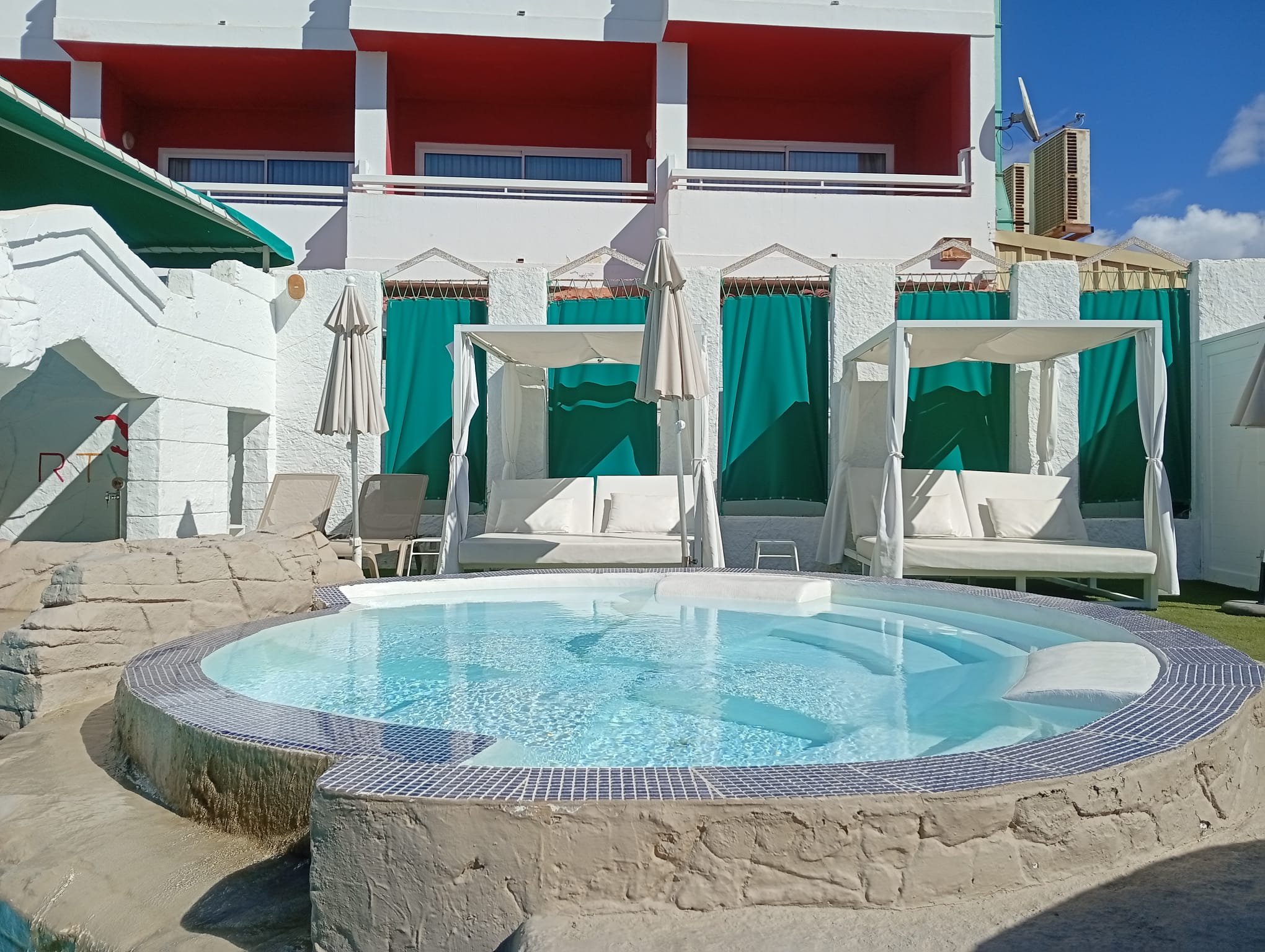 Luxurious villa with a large garden and swimming pool